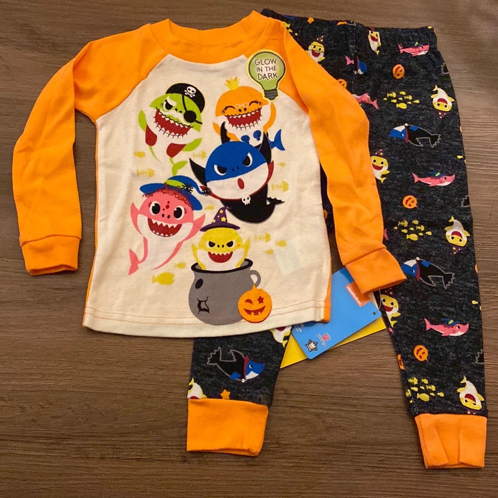 2T Baby Shark Glow in the Dark Halloween Pajama- New!